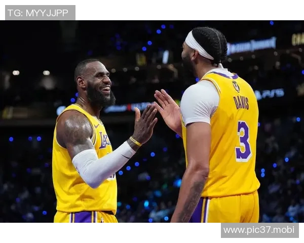 詹姆斯20+7+10遭格林挑衅！湖人3连胜复仇勇士 肯纳德首秀10分